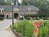 904952 Gezicht op het café van StayOkay Utrecht/Bunnik in het koetshuis van het Huis Rhijnauwen (Rhijnauwenselaan 14) ...